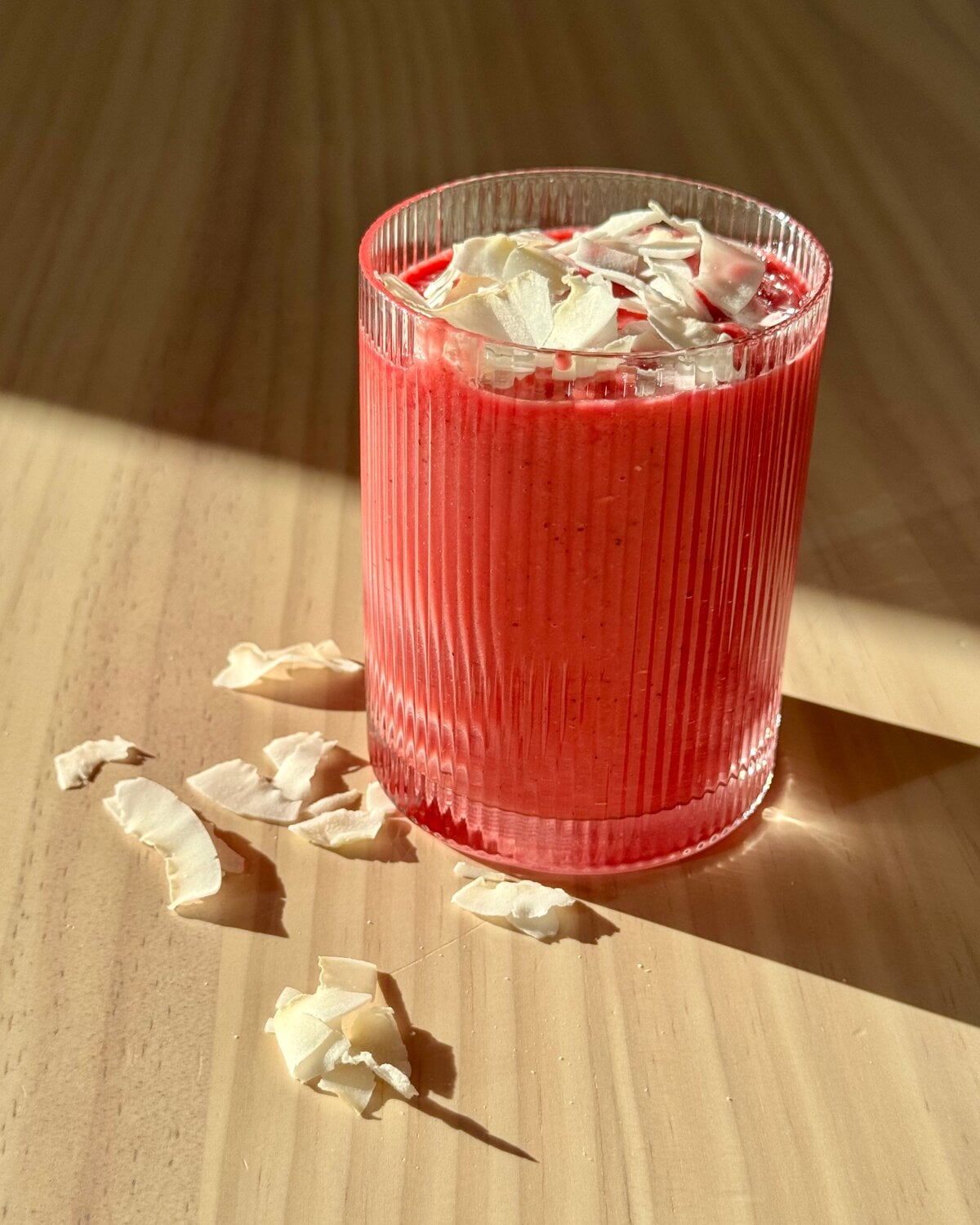 Rosa energismoothie med rödbetsjuice och MCT-olja