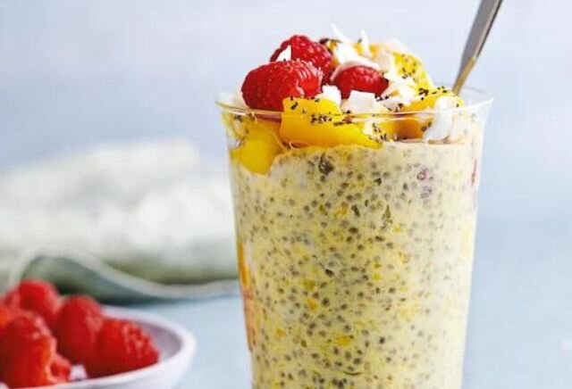 chiapudding med mango och hallon 