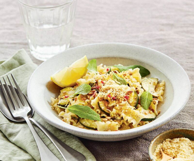 Krämig pasta med citrus, salvia och rawmesan