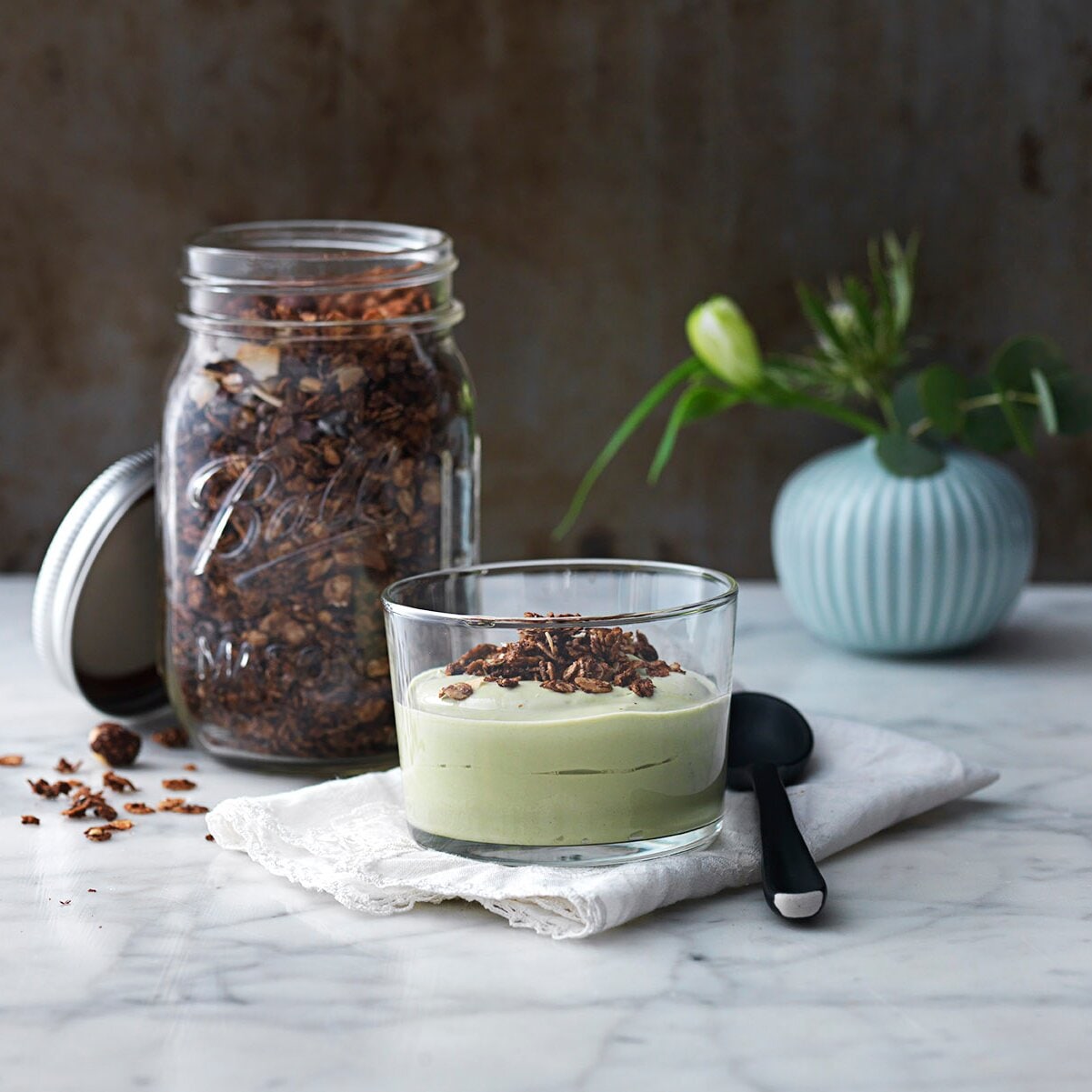 Matchayoghurt med chokladgranola