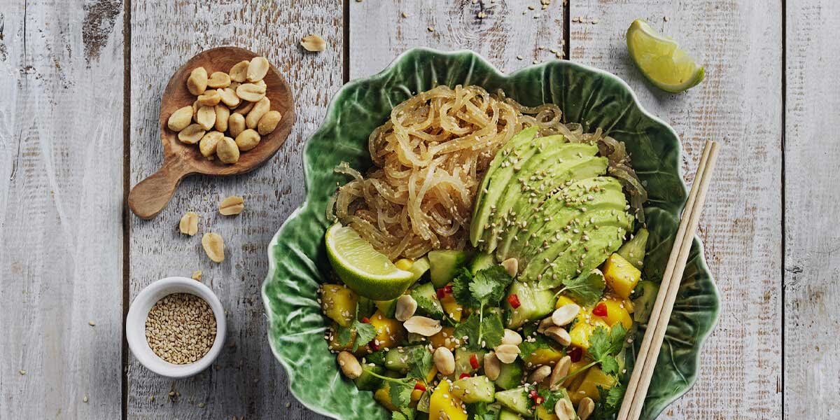 Nudelsallad med mangosalsa och avokado